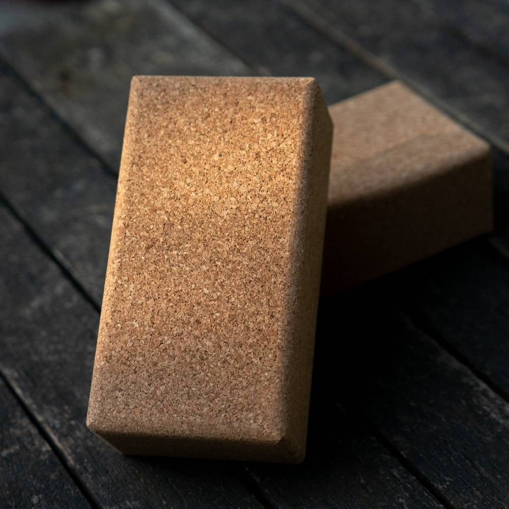 Détail du garnissage : liège sauvage du Var recyclable.