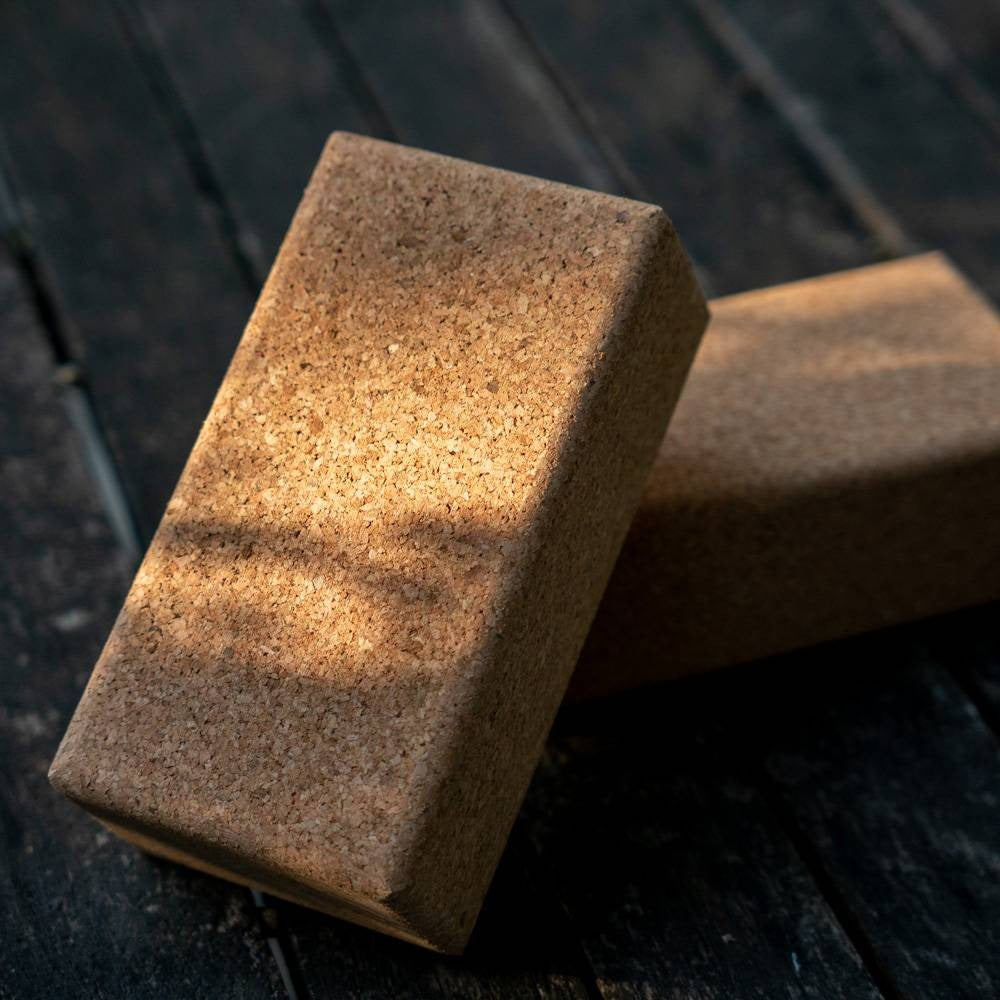 Brique de yoga en liège naturel cousu main dans l'atelier provençal, coutures soignées