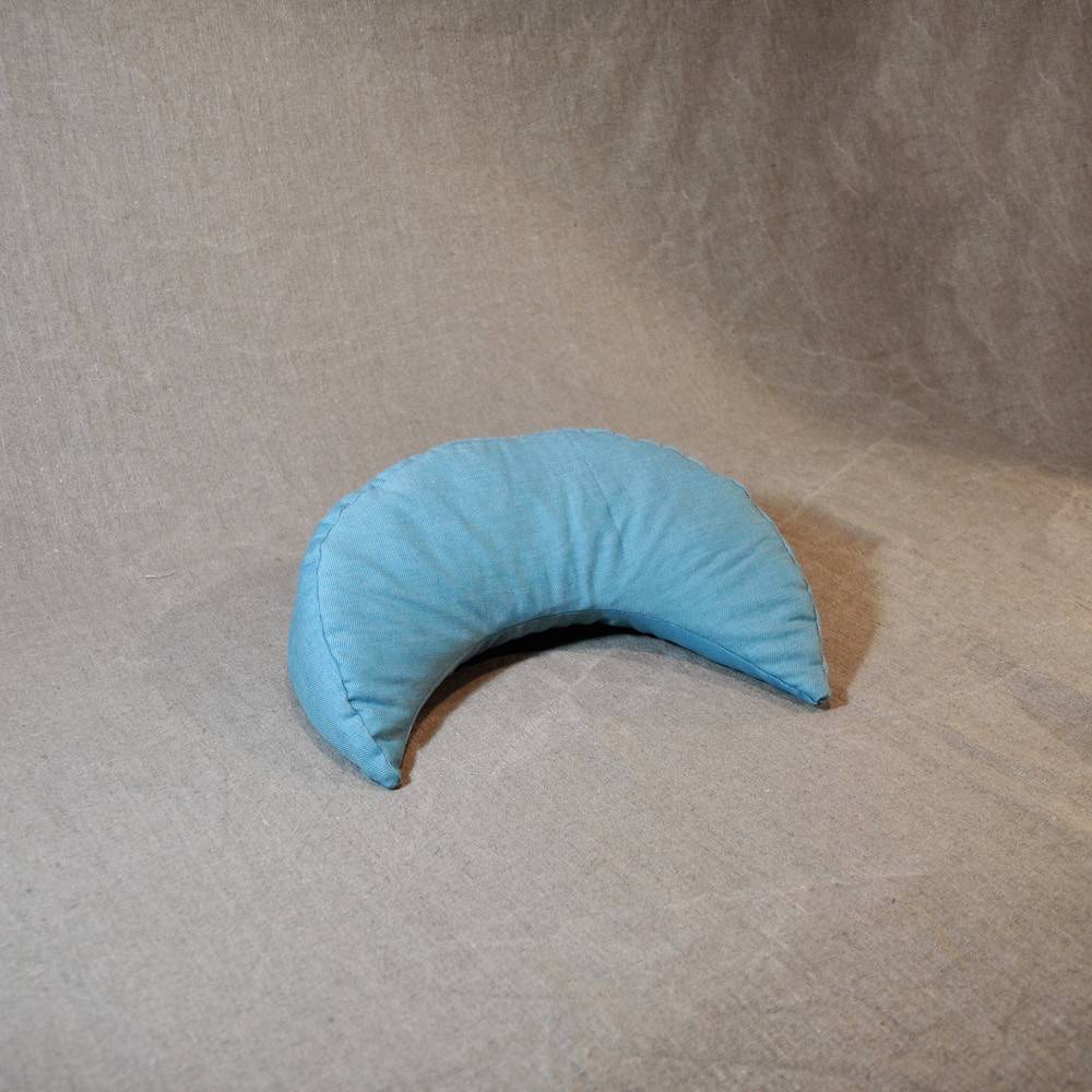 Coussin demi-lune méditation cousu main dans l'atelier provençal, coutures soignées