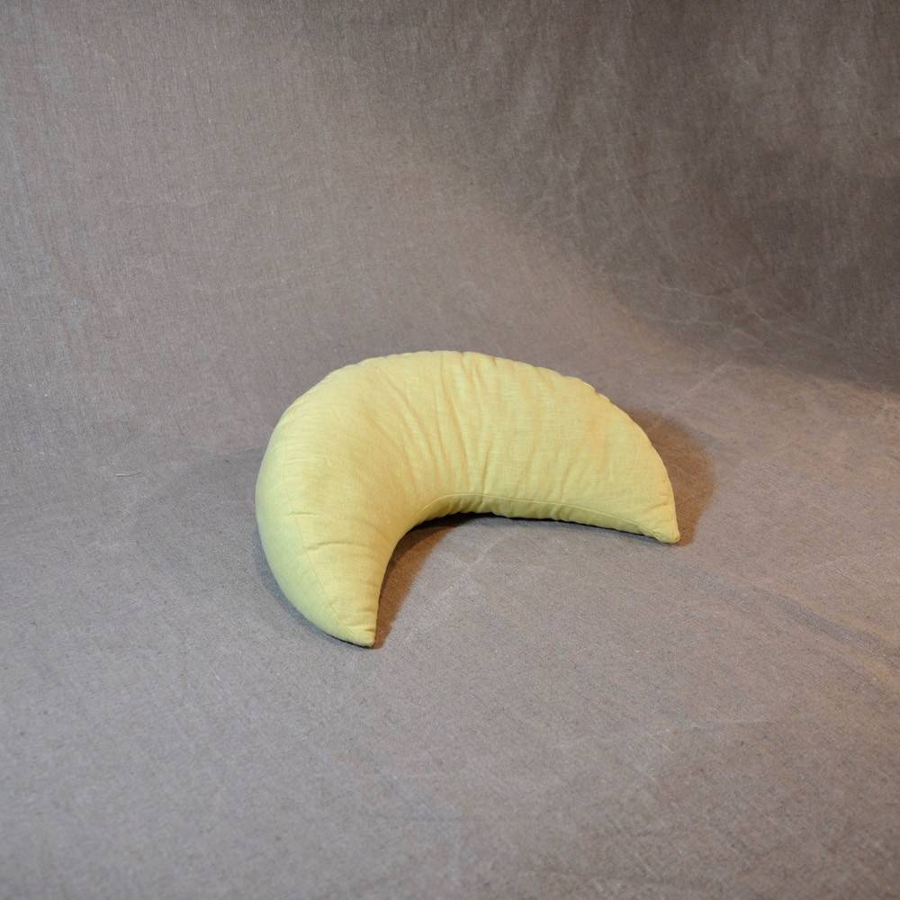 Coussin demi-lune méditation bio en situation : méditation lotus chevilles hanches