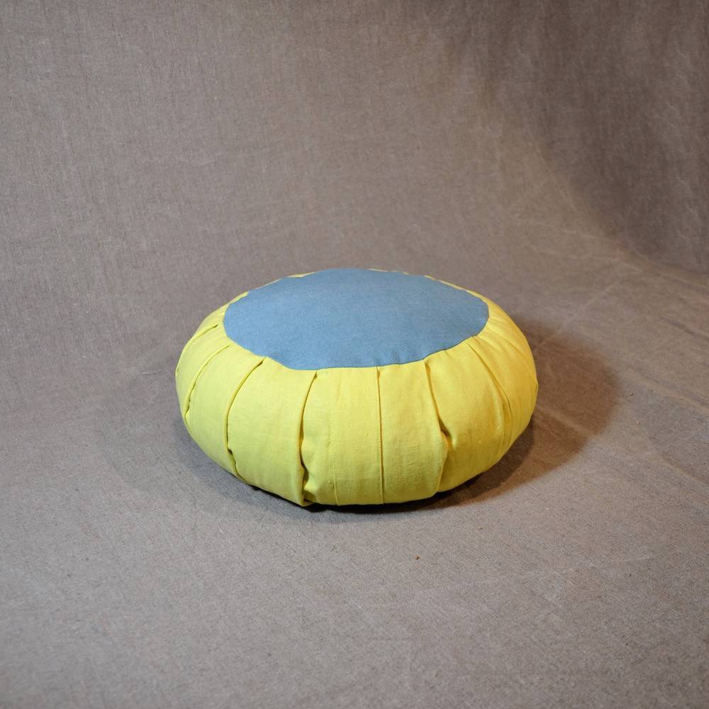 Zafu coussin de méditation bio en situation : méditation zazen yoga